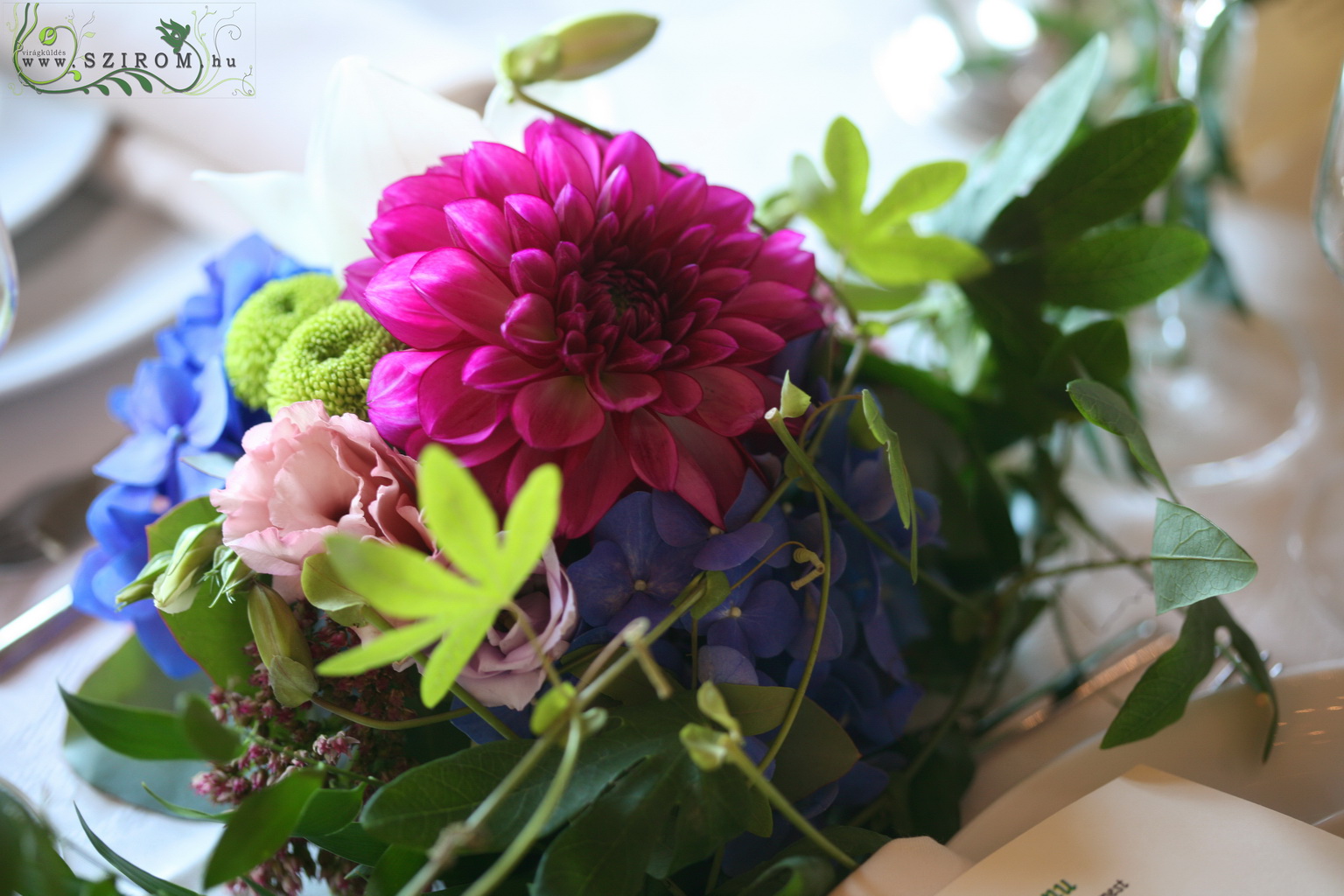 Főasztaldísz Halászbástya (golgota indák , hortenzia, liziantusz, dália, lila, kék ), esküvő