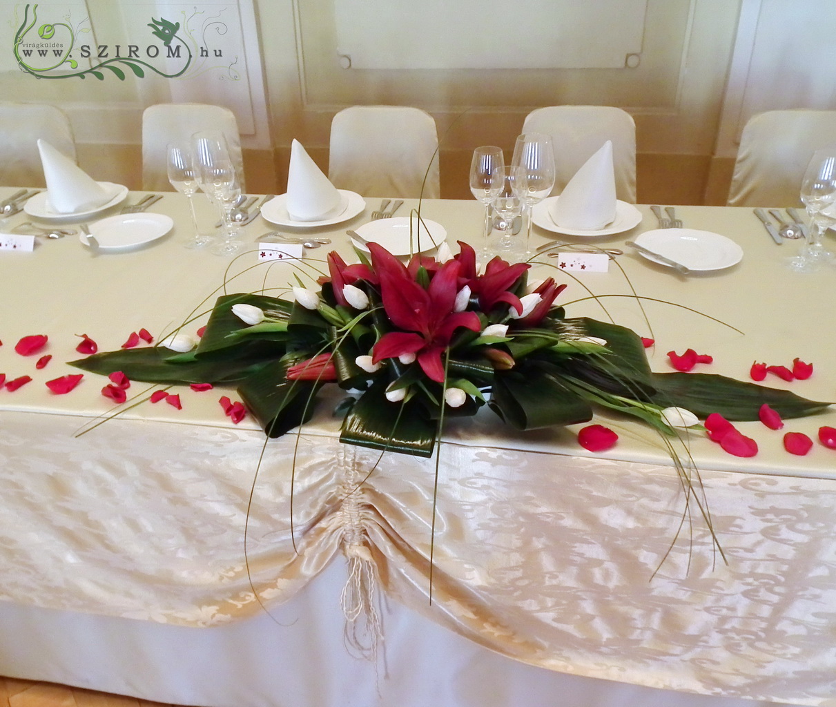 Főasztaldísz (liliom, tulipán, bordó, fehér), Akadémia, esküvő
