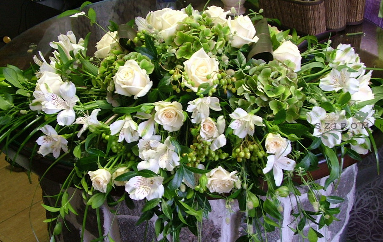 Főasztaldísz (rózsa, inkaliliom, fehér), esküvő