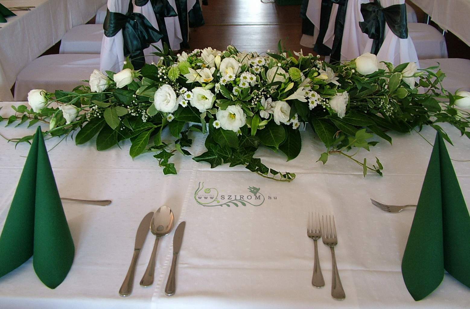 Főasztaldísz (fehér frézia, santini, inkaliliom, liziantusz, rezgő, gombkrizi), esküvő