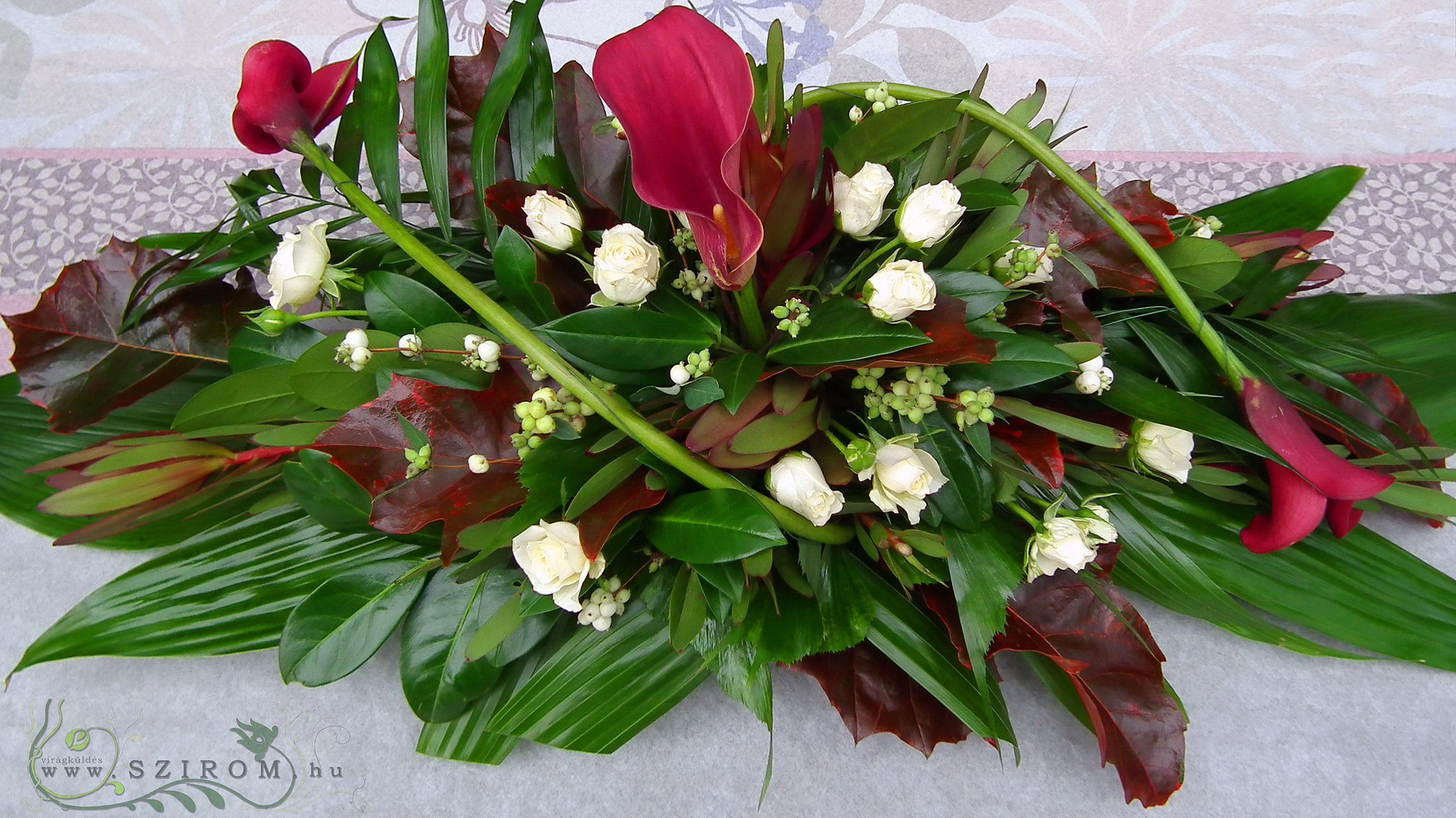 Főasztaldísz (bokros rózsa, kála, leukadendron, bordó ), esküvő