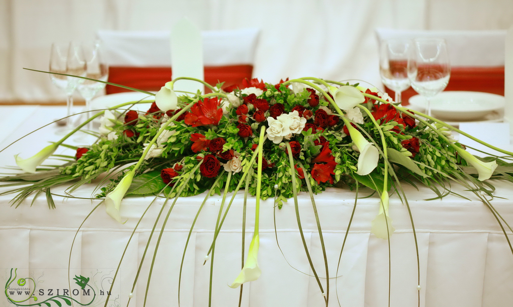 Főasztaldísz (bokros rózsa, kála, inkaliliom , vörös, fehér), esküvő