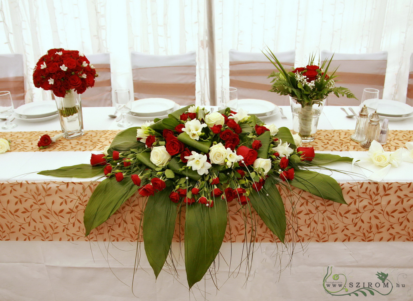 Főasztaldísz (bokros rózsa, rózsa, frézia , vörös, fehér), Kőhegy Fogadó, esküvő
