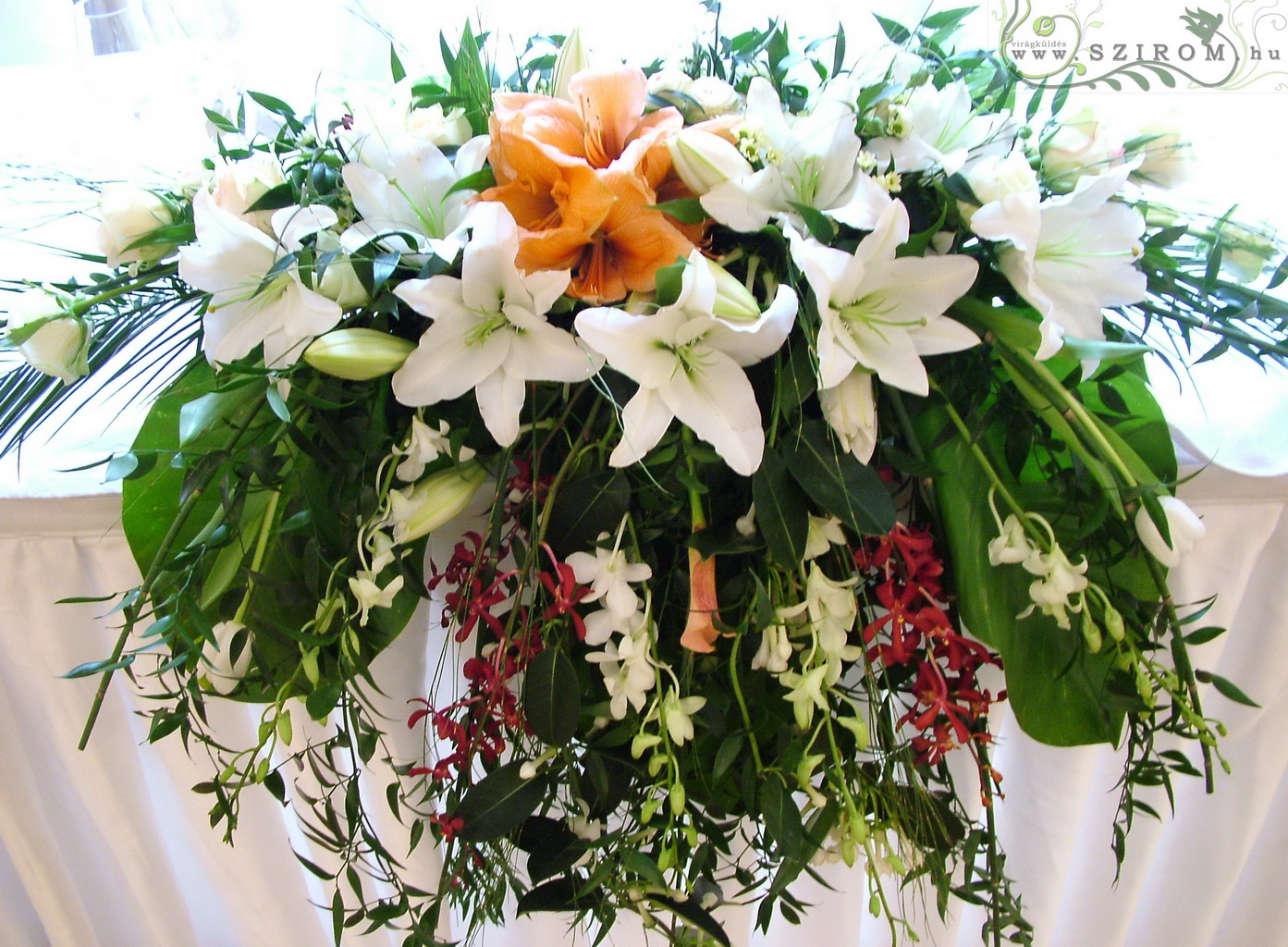 Főasztaldísz (rózsa, liliom, amaryllisz, dendrobium, pók orchidea, vörös, fehér ) Ybl Palota, esküvő