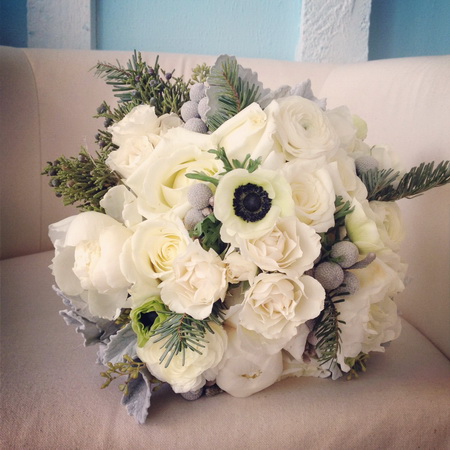 flower delivery Budapest - white anemone - rose bouquet