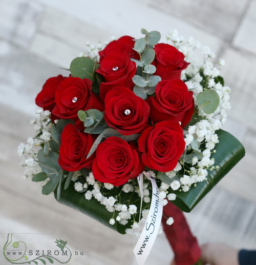 Blumenlieferung nach Budapest - 10 Rosen in einer engen runden Bouquet mit Schleierkraut und Strass Stifte