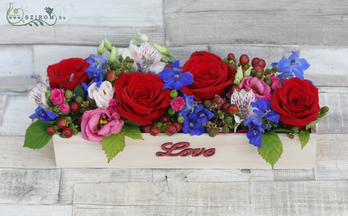 flower delivery Budapest - Love garden small wooden box (15 stems)