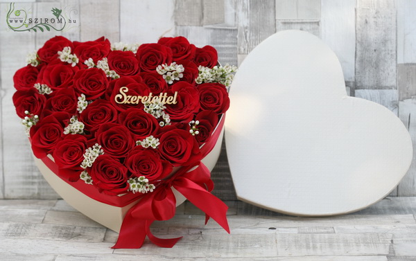 flower delivery Budapest - big heart rose box with small flowers and wooden sign (25 red roses)