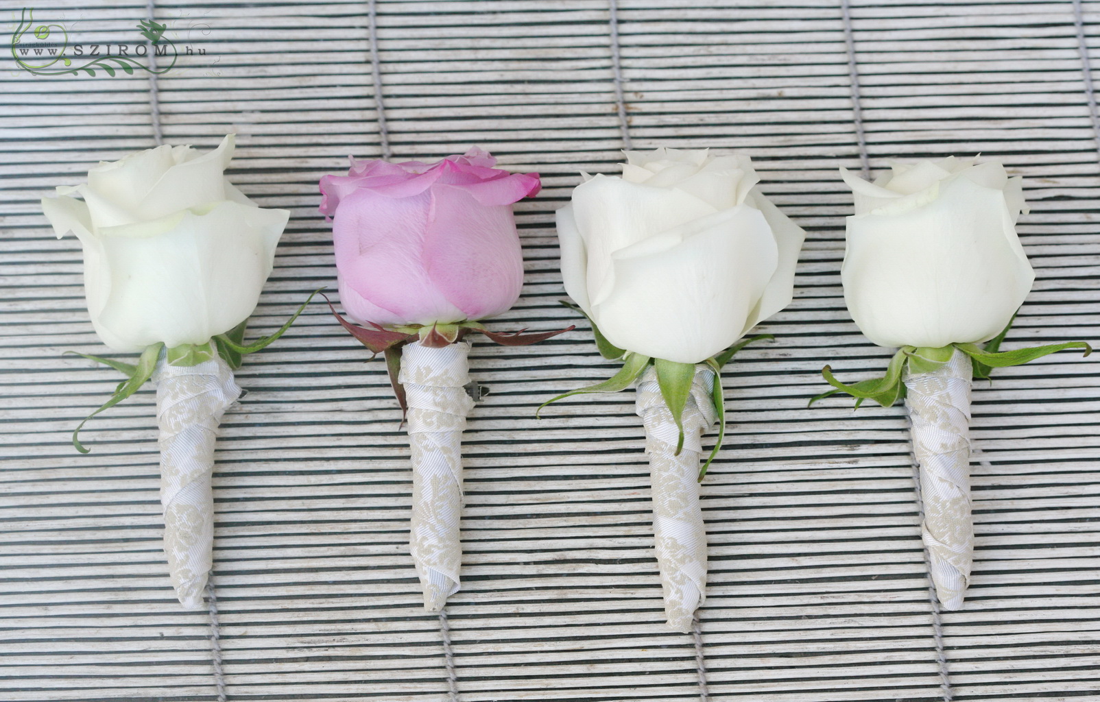 Vőlegény kitűző rózsából (fehér, rózsaszín)