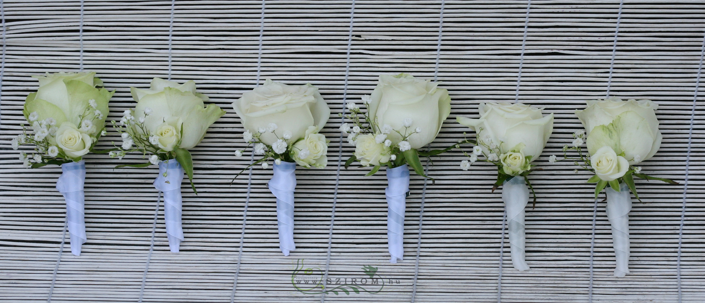 Vőlegény kitűző (bokros rózsa, rózsa, rezgő, fehér, krém)