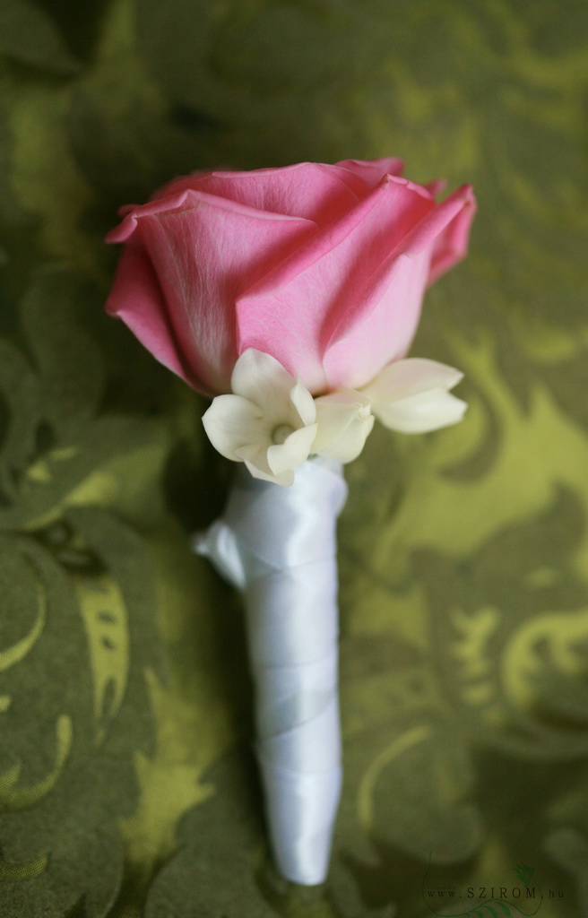 Vőlegény kitűző rózsából stephanothissal (rózsaszín, fehér)