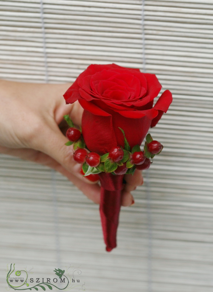Vőlegény kitűző rózsából hypericummal (vörös)