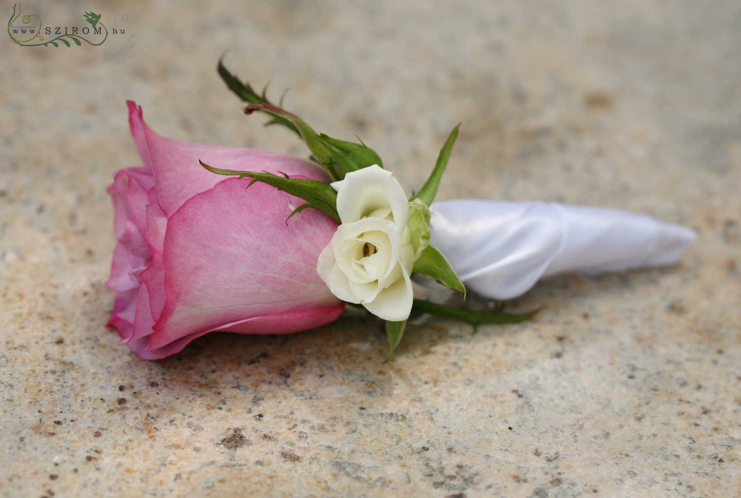Vőlegény kitűző bokros rózsából, rózsából (fehér, rózsaszín)