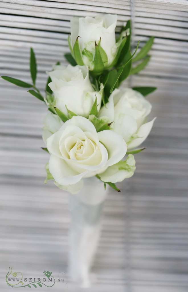 Vőlegény kitűző bokros rózsából (fehér)