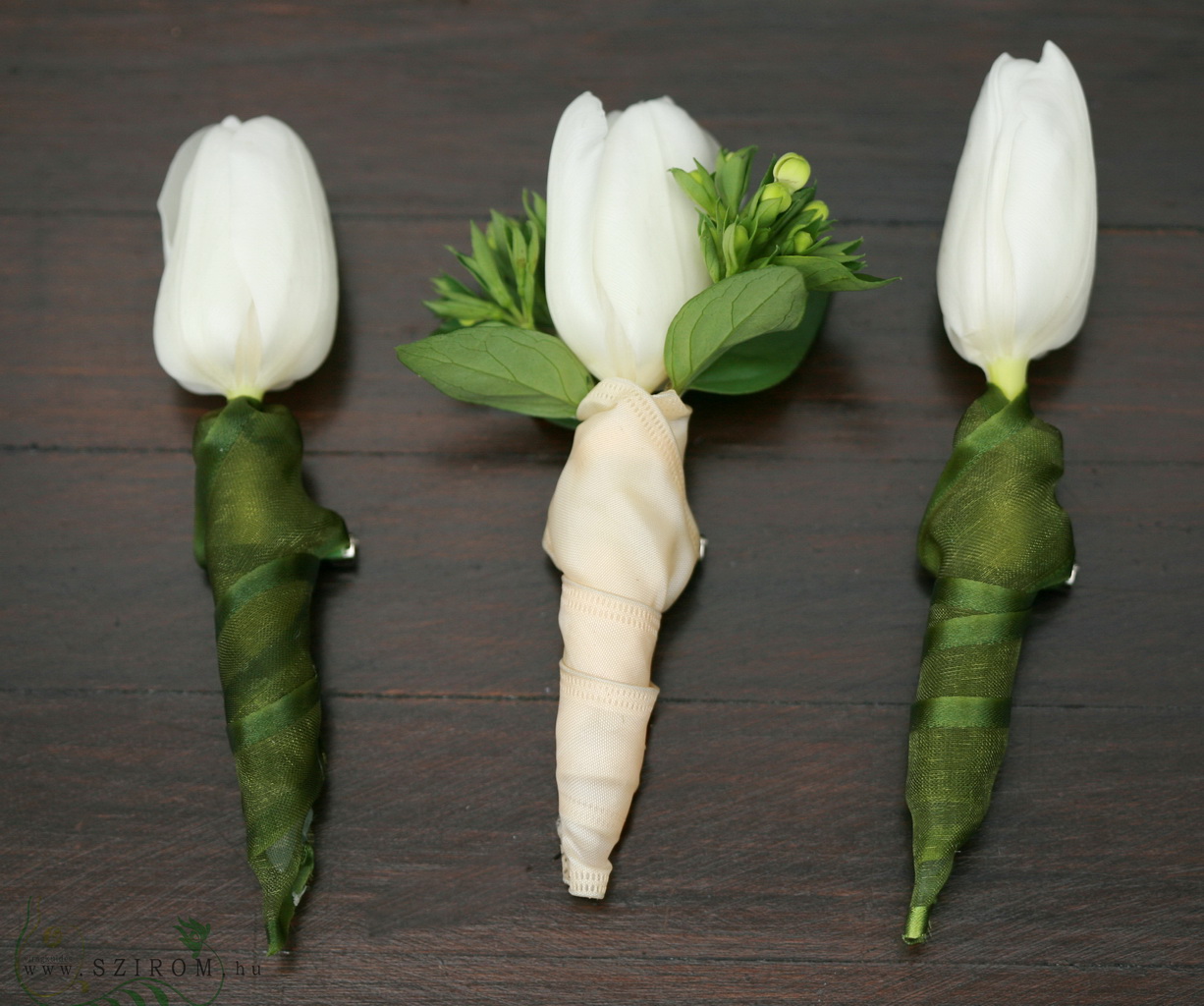 Vőlegény kitűző tulipánból (fehér)