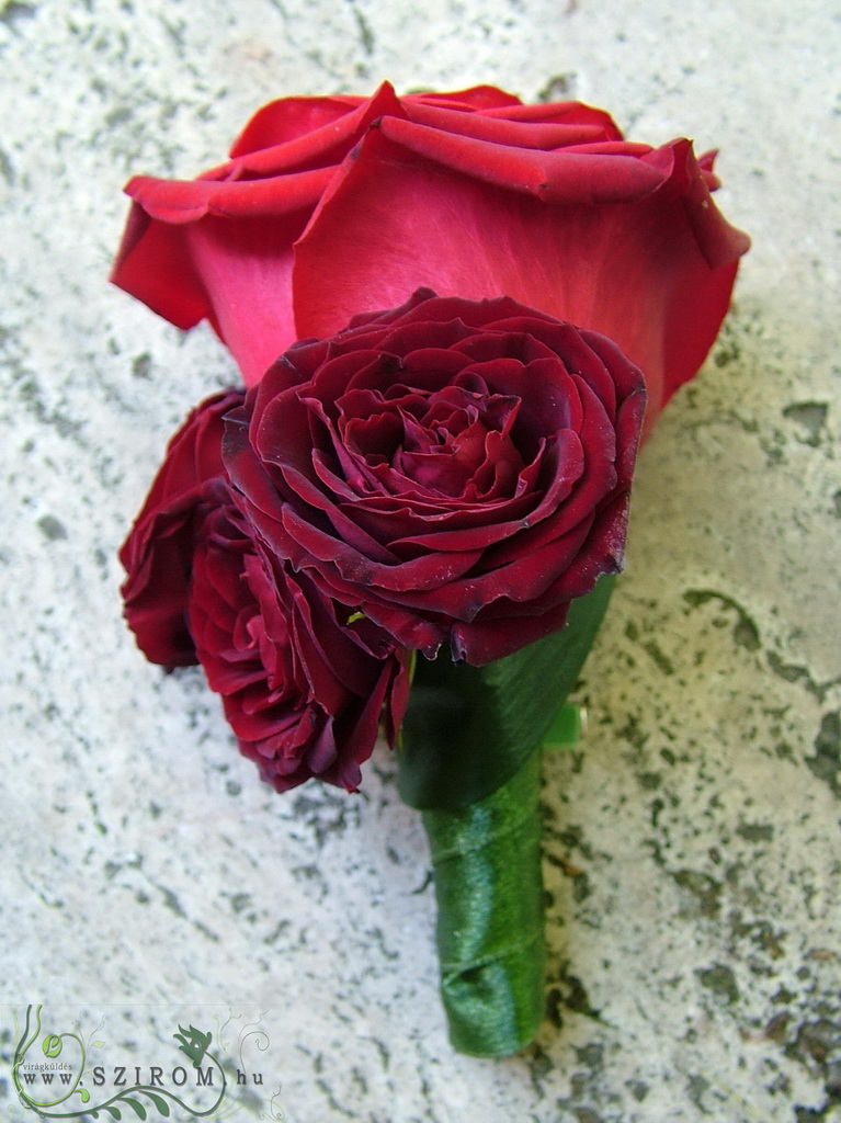 Vőlegény kitűző bokros rózsából, rózsából (vörös)