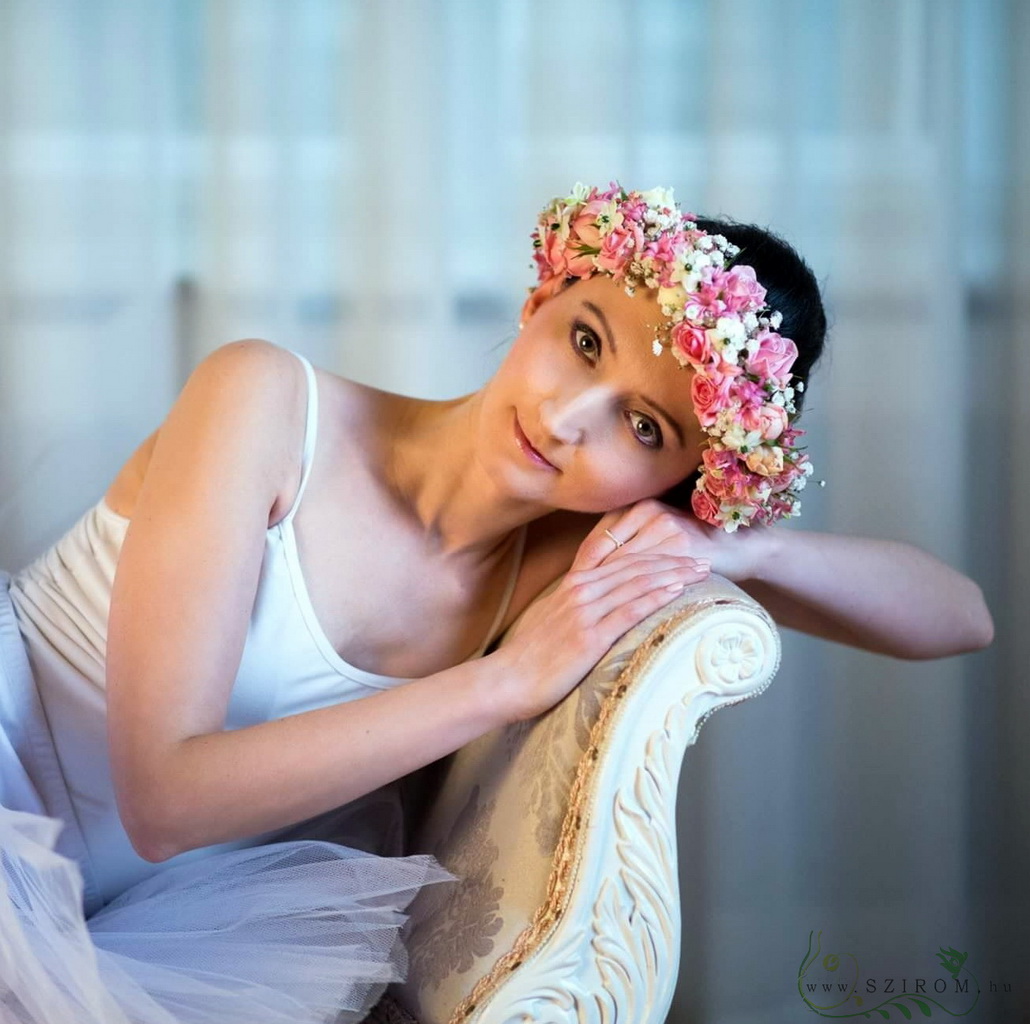 flower delivery Budapest - hair wreath made of spray roses, hyacinths, gypso, ornithogalum ( pink, white)