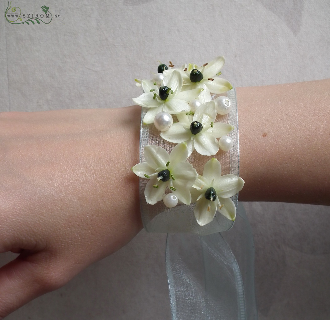 flower delivery Budapest - wrist corsage made of ornithogalum (white)
