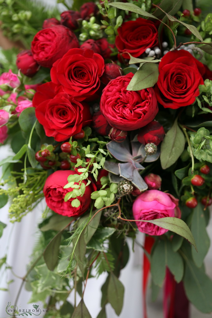 Menyasszonyi csokor rusztikus, romantikus leomló  ( rózsa, angol rózsa, hypericum, vörös, rózsaszín)
