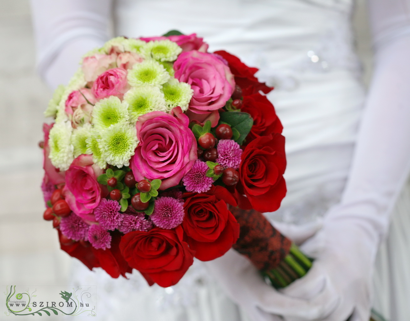 Menyasszonyi csokor bidermeier (rózsa, hypericum, angol rózsa, santini, aster, vörös, rózsaszín lila, zöld)