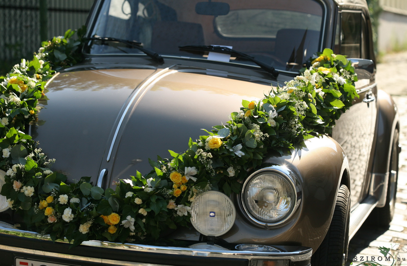 Blumenlieferung nach Budapest - Autodekoration mit Blumen