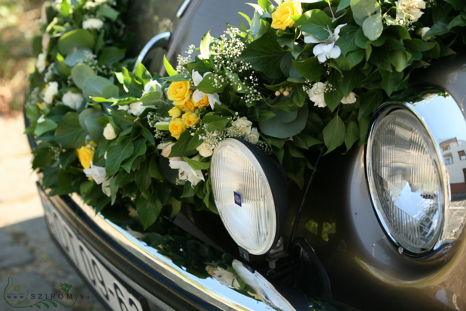 flower delivery Budapest - flower arrangement garland for car (spray roses, spray carnation, alstromerias, peach, white, yellow)