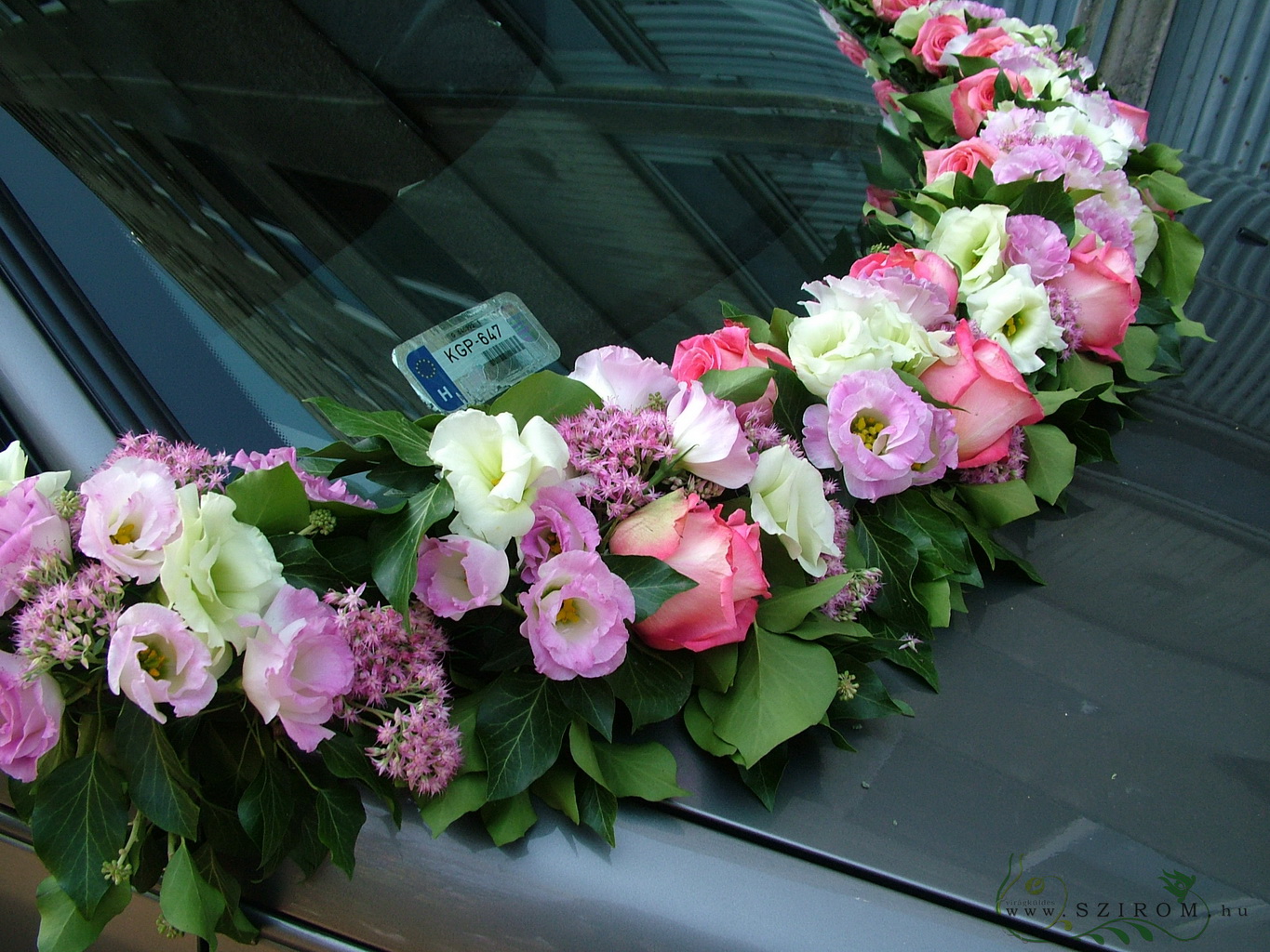 Blumenlieferung nach Budapest - Autodekoration mit Blumen