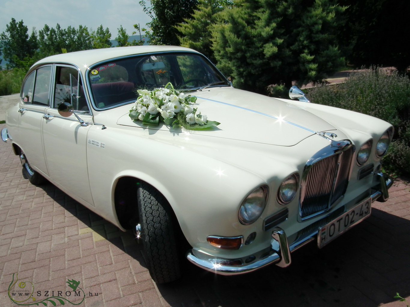 Blumenlieferung nach Budapest - Autodekoration mit Blumen