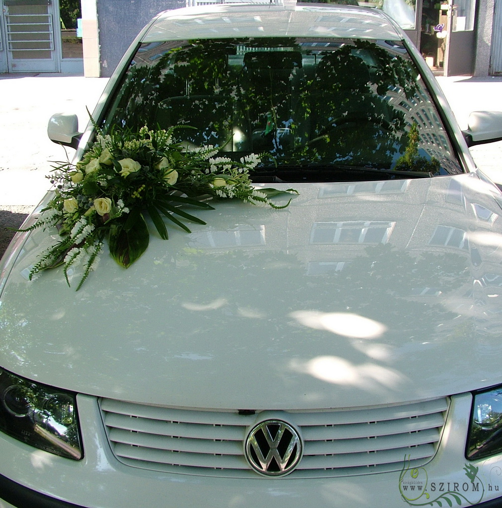 Sarok autódísz liziantusszal, mezei virágokkal (fehér, krém)