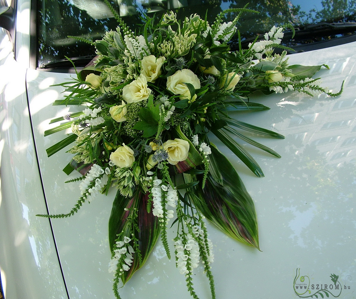 Blumenlieferung nach Budapest - Autodekoration mit Blumen