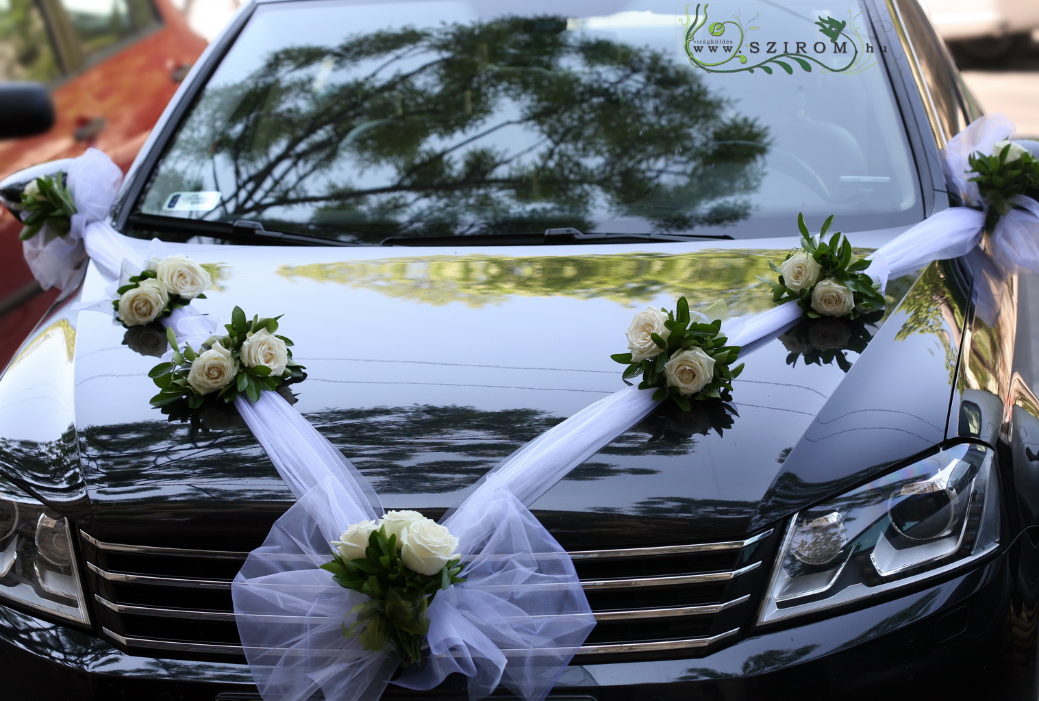 flower delivery Budapest - car flower arrangement roses on ribbon (white)