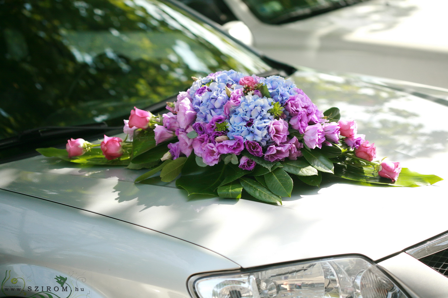 Blumenlieferung nach Budapest - Autodekoration mit Blumen