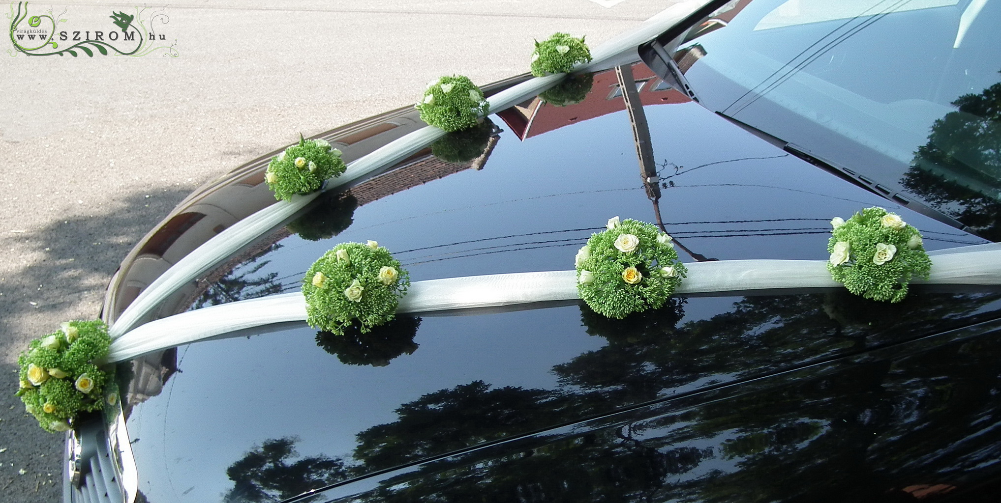 flower delivery Budapest - car flower arrangement on ribbon with sedum (white, cream)