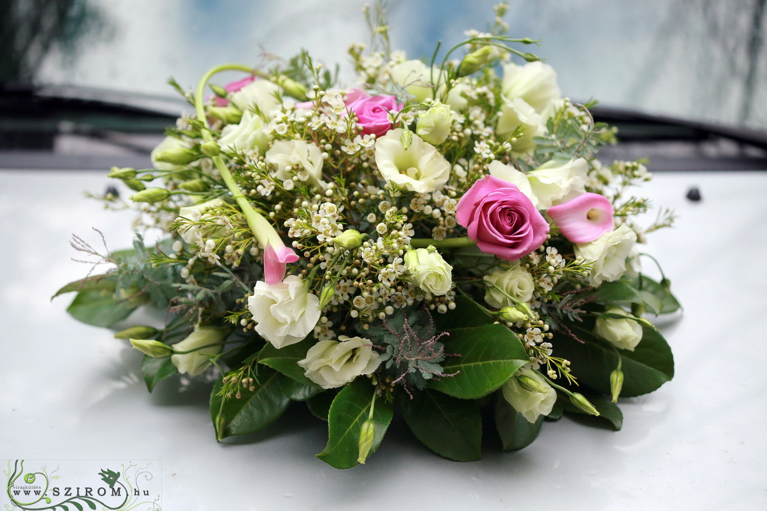 Blumenlieferung nach Budapest - Autodekoration mit Blumen