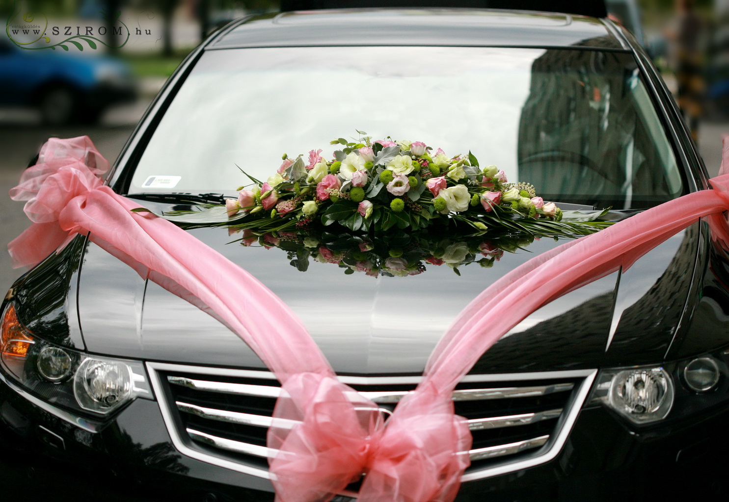ovális autódísz (liziantusz, krizantém, rózsaszín, fehér)