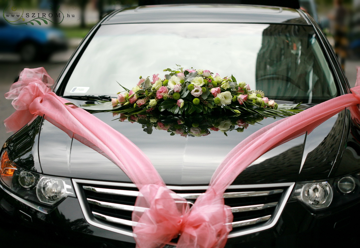 Blumenlieferung nach Budapest - Autodekoration mit Blumen