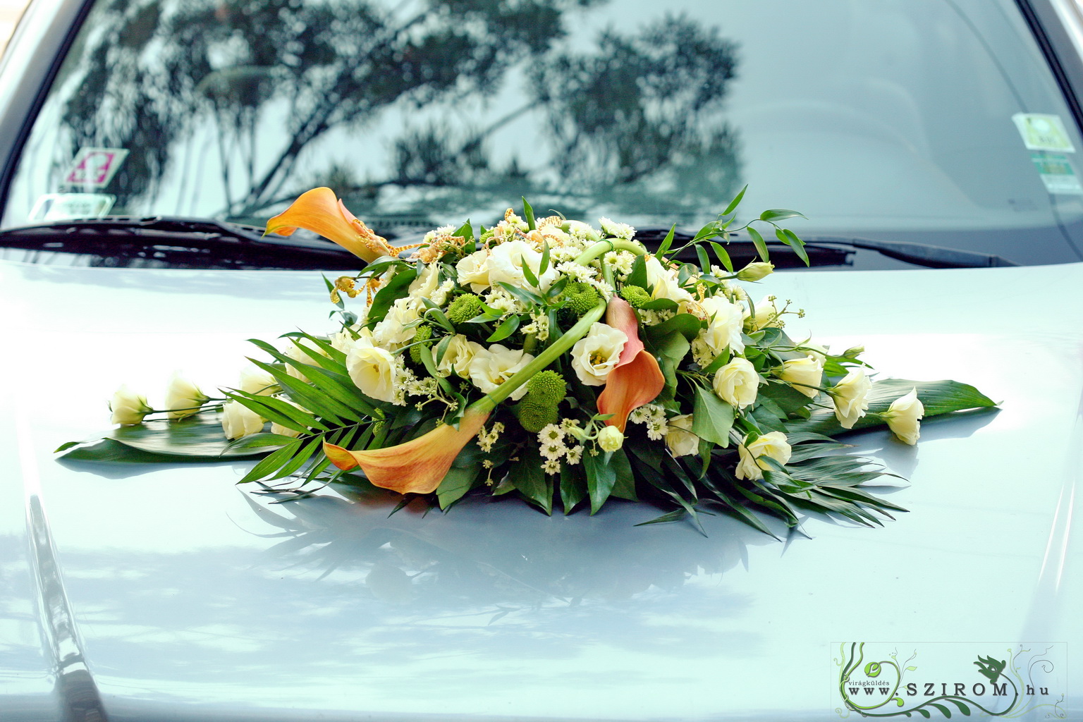 flower delivery Budapest - oval car flower arrangement with lisianthius and calla (peach, orange)