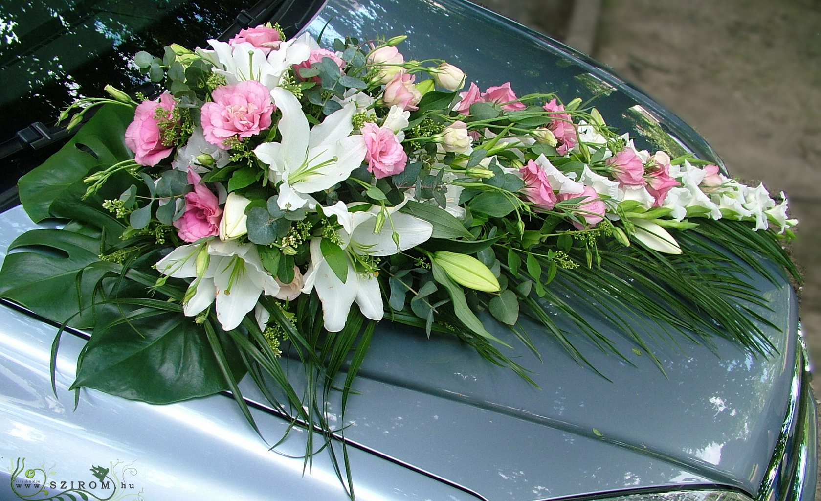 flower delivery Budapest - teardrop car flower arrangement with lisianthus, liliums and gladiolus (white and pink)