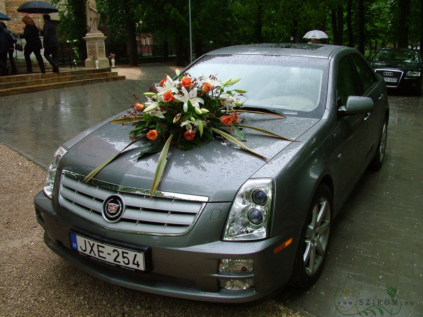 Blumenlieferung nach Budapest - Autodekoration mit Blumen