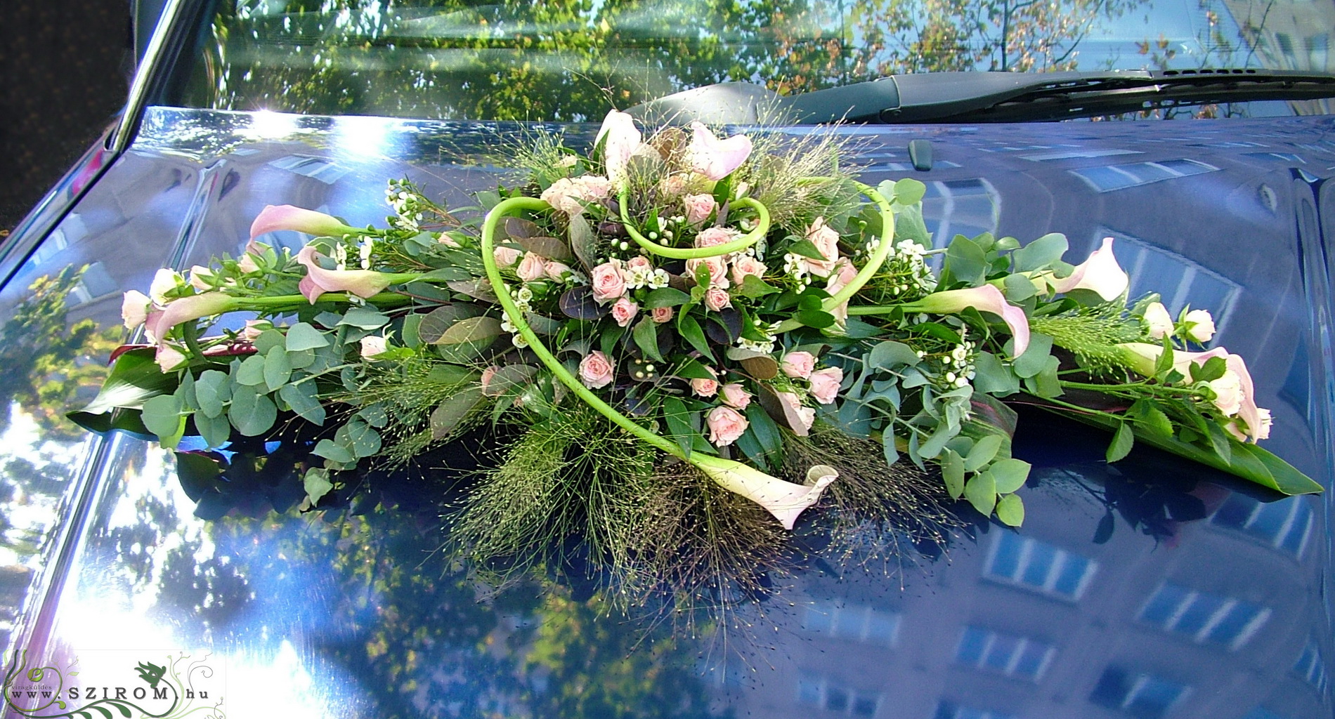 flower delivery Budapest - oval car flower arrangement with spray roses and callas (pink)