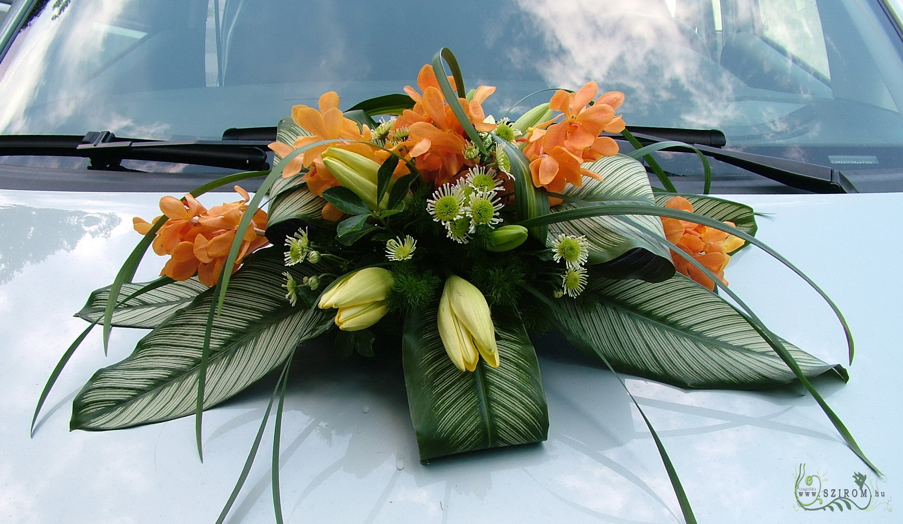 ovális autódísz orchideával (liliom, krizantém, narancssárga, sárga, zöld)