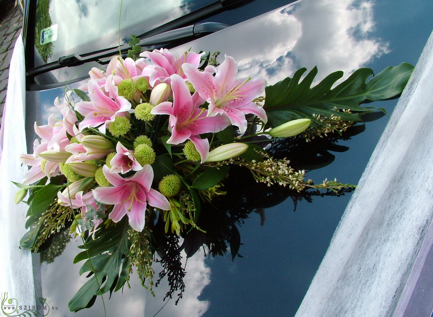 Blumenlieferung nach Budapest - Autodekoration mit Blumen