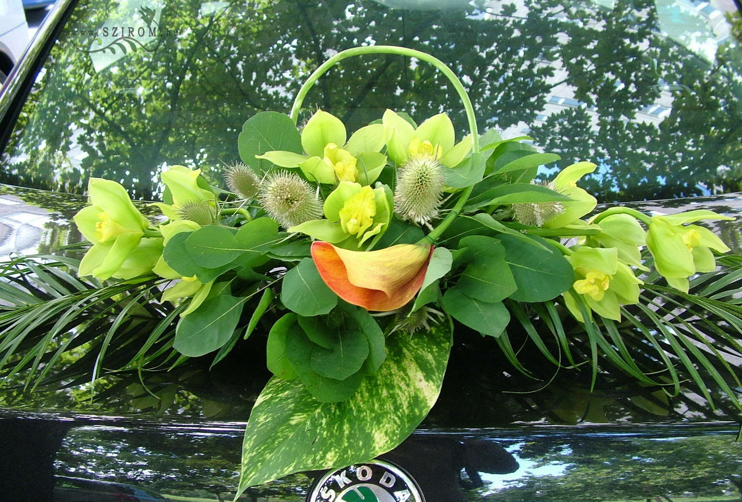 ovális autódísz orchideával (kála, eryngium, zöld, narancssárga)