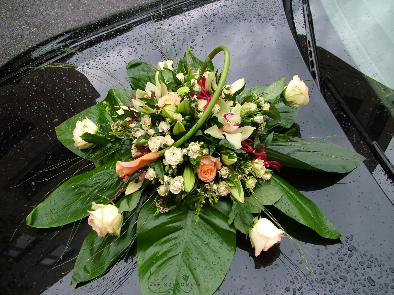 flower delivery Budapest - round car flower arrangement with spray roses, roses, cala, Cymbidium orchids, wax, liliums, peach)