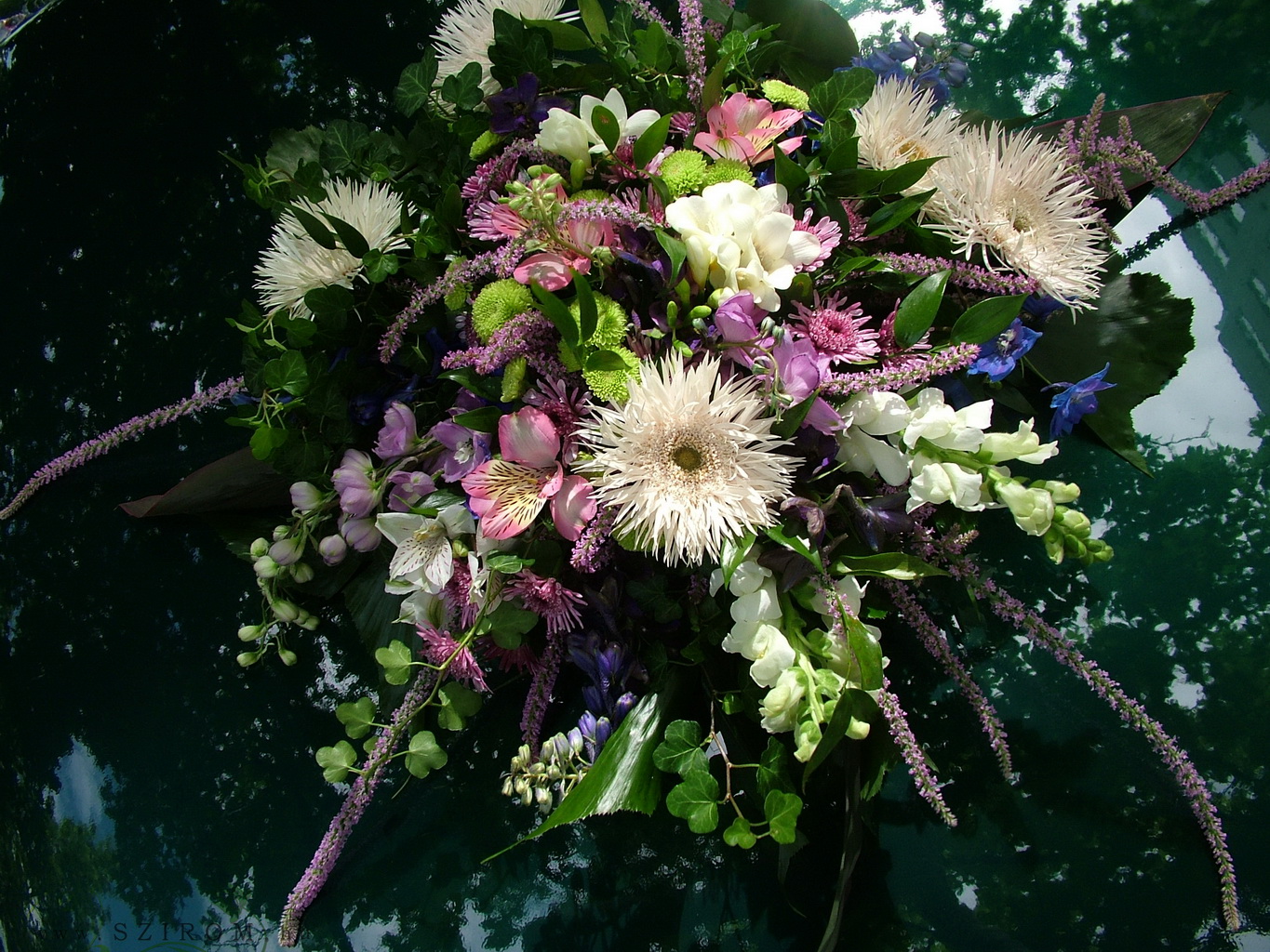 flower delivery Budapest - round car flower arrangement with meadow flowers (gerberas, alstromerias, delphiniums, veronicas, snapdragons, white, pink)