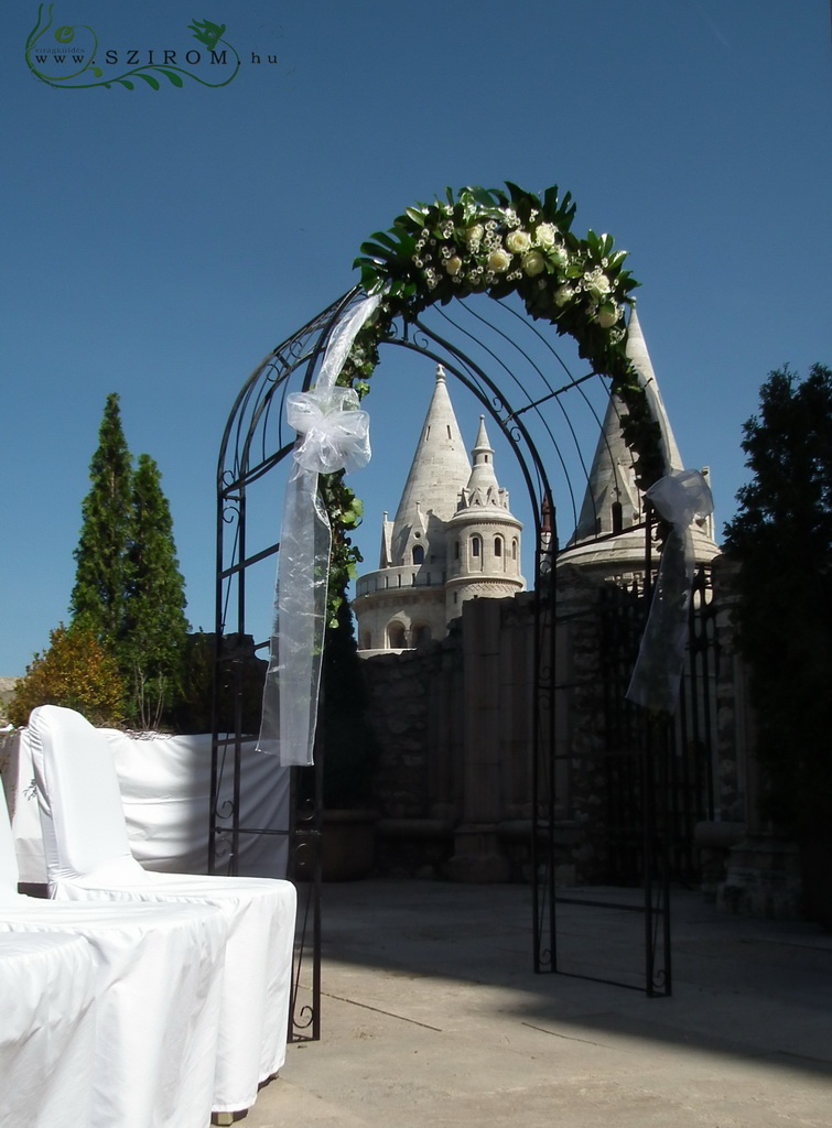 boldogságkapu rózsával és santinivel, Hilton (fehér), esküvő