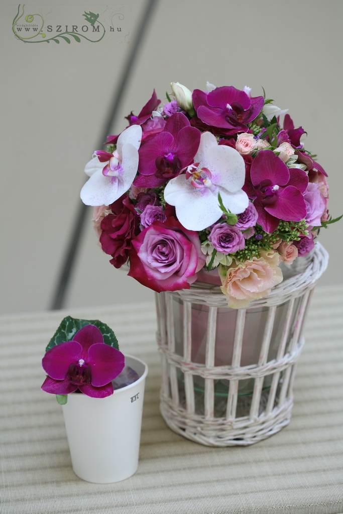Menyasszonyi csokor phalaenopsis orchideával, liziantusszal, rózsával (lila, fehér, rózsaszín)