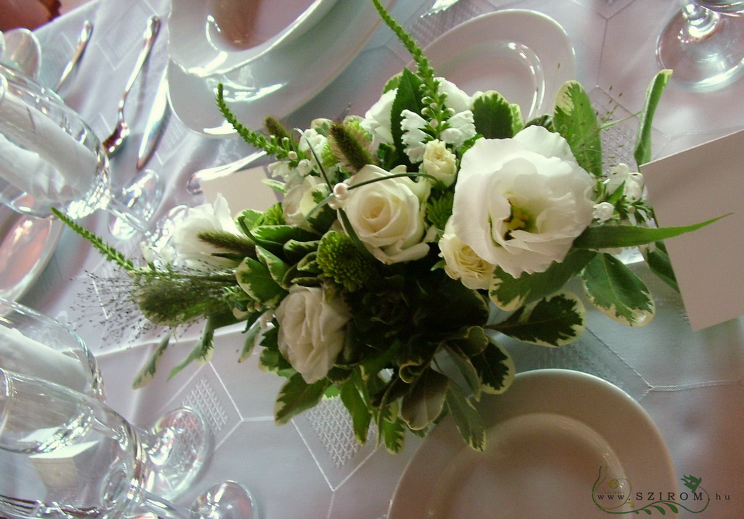Kis méretű ovális dísz fehér liziantusszal, hosszú asztalra, esküvő