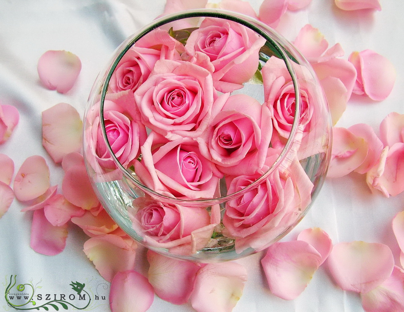 Üveggömb úszó rózsákkal szirmokkal (rózsaszín), esküvő