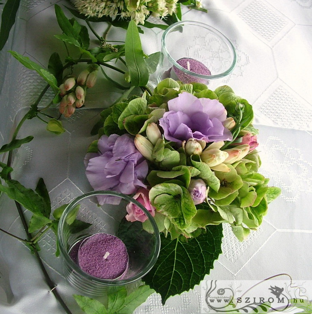 Asztaldísz tekergő golgota indákkal (lila, zöld, hortenzia, liziantusz), esküvő